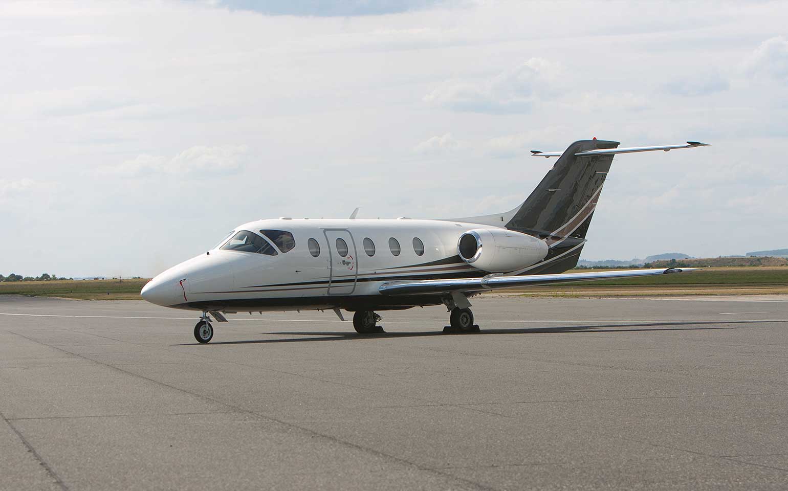 Nextant 400XT on runway 